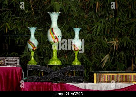 vases anciens avec des motifs de décoration et des scènes de vie.Pots décoratifs anciens, poterie céramique décoration de fête, mise au point sélective avec flou. Banque D'Images