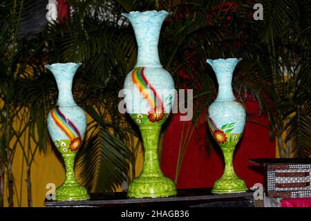 vases anciens avec des motifs de décoration et des scènes de vie.Pots décoratifs anciens, poterie céramique décoration de fête, mise au point sélective avec flou. Banque D'Images