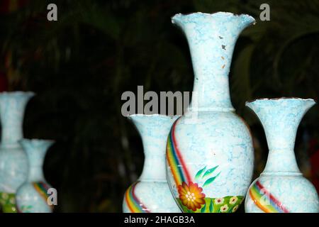 vases anciens avec des motifs de décoration et des scènes de vie.Pots décoratifs anciens, poterie céramique décoration de fête, mise au point sélective avec flou. Banque D'Images