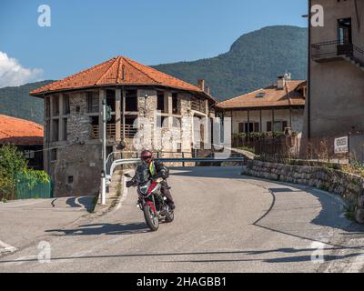 Moto en tournée à travers Sclemo en Italie Banque D'Images