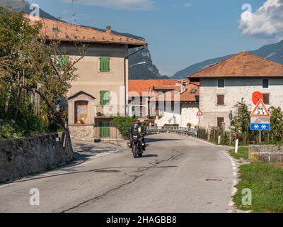 Moto en tournée à travers Sclemo en Italie Banque D'Images