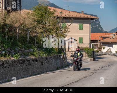 Moto en tournée à travers Sclemo en Italie Banque D'Images