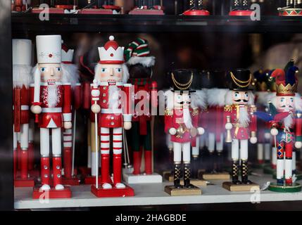 Casse-noisette en bois de Noël sur la fenêtre du magasin.Soldat de fête Banque D'Images