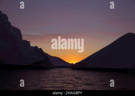 Les icebergs de l', fjord glacé d'Ilulissat, Groenland, baie de Disko, régions polaires au coucher du soleil Banque D'Images