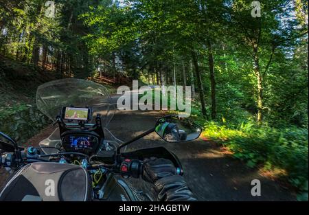 Moto en tournée sur le SP53 dans la région du Trentin en Italie Banque D'Images