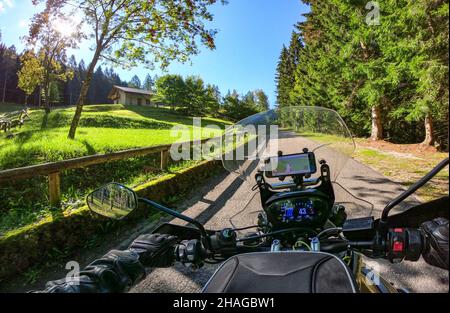 Moto en tournée sur le SP53 dans la région du Trentin en Italie Banque D'Images