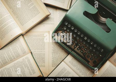 Vue de dessus d'une machine à écrire d'époque avec livres et espace pour copier.Mise au point sélective Banque D'Images