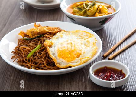 Nouilles économiques chinoises sautées.Célèbre petit déjeuner malaisien Banque D'Images