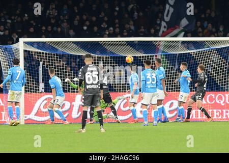 Naples, Italie.12th décembre 2021.Patrick Cutrone (Empoli FC) marque le but 0-1 lors de la série Un match entre SSC Napoli et Empoli FC au Stadio Diego Armando Maradona.Empoli gagne 0-1.(Credit image: © Agostino Gemito/Pacific Press via ZUMA Press Wire) Banque D'Images