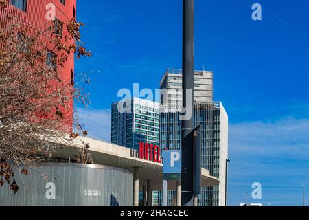 Architecture contemporaine dans le paysage urbain de l'Hospitalet de Llobregat Barcelone Espagne Banque D'Images