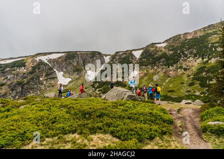 KARPACZ, POLOGNE - 09 mai 2018 : les gens marchent sur un sentier le long de hautes collines dans les montagnes Karkonosze. Banque D'Images