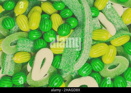 Fond vert varié de bonbons délicieux.Vue de dessus.Bonbons en gelée. Banque D'Images