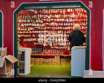 12 décembre 2021, New York City, New York, États-Unis: Des étals de marché de vacances sont en cours de construction à Times Square à New York pendant la saison des fêtes (Credit image: © Ryan Rahman/Pacific Press via ZUMA Press Wire) Banque D'Images