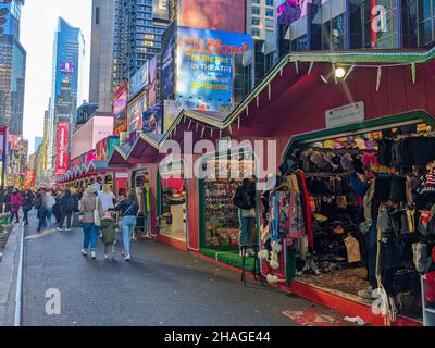 12 décembre 2021, New York City, New York, États-Unis: Des étals de marché de vacances sont en cours de construction à Times Square à New York pendant la saison des fêtes (Credit image: © Ryan Rahman/Pacific Press via ZUMA Press Wire) Banque D'Images