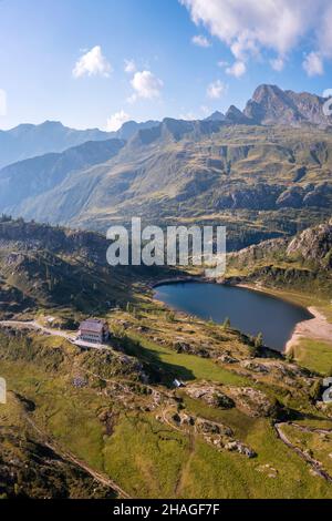 Vue sur le Rifugio Calvi et le lac Rotondo.Carona, Val Brembana, Alpi Orobie, Bergame, province de Bergame,Lombardie, Italie, Europe. Banque D'Images