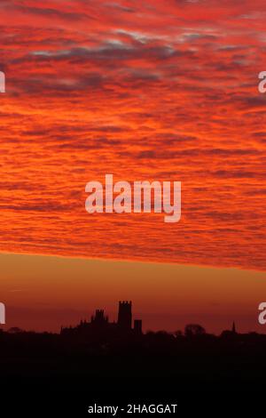 Cathédrale d'Ely, lever du soleil sur les fens de Cambridgeshire le 11th 2021 décembre Banque D'Images