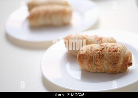 Délicieux cochons dans une couverture sur une assiette blanche Banque D'Images