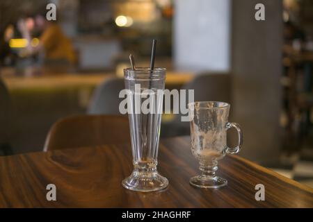 Deux tasses en verre glacé vides sur la table du café.Photo de haute qualité Banque D'Images