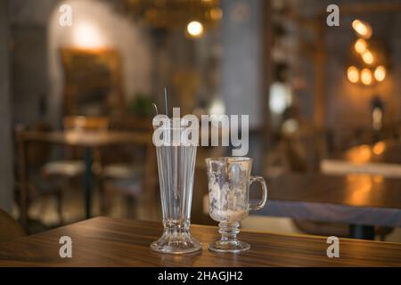 Deux tasses en verre glacé vides sur la table du café.Photo de haute qualité Banque D'Images