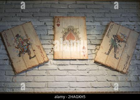 Design du café.Jouer aux cartes sur le mur dans un café.Style vintage.Photo de haute qualité Banque D'Images