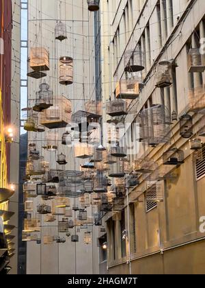 Les chansons oubliées sont une installation artistique de cages à oiseaux vides accrochées dans le ciel à l'angle de place Lane Way, Sydney NSW Australie Banque D'Images