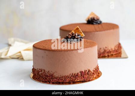 Gâteau de ganache sur fond blanc.Vue horizontale.Gâteau de fête en gros plan Banque D'Images