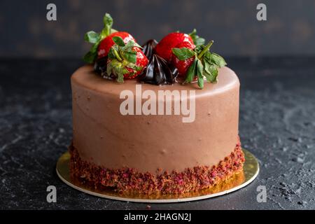 Gâteau aux fraises et au chocolat sur fond sombre.Vue horizontale.Gâteau de fête en gros plan Banque D'Images