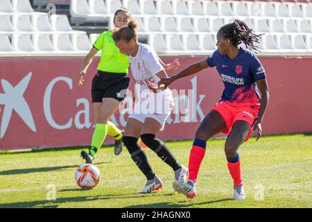 Séville, Espagne.12th décembre 2021.Zenataha Coleman (7) de Sevilla FC Women et Aissatou Tounkara (19) d'Atletico de Madrid femmes vues pendant le match Primera Iberdrola entre Sevilla FC Women et Atletico de Madrid femmes au stade Jesus Navas à Séville.(Crédit photo: Mario Diaz Rasero crédit: Gonzales photo/Alamy Live News Banque D'Images