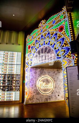 La via del Dolce est décorée de lumières colorées à Eataly, Londres, Royaume-Uni Banque D'Images