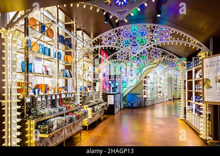 La via del Dolce est décorée de lumières colorées à Eataly, Londres, Royaume-Uni Banque D'Images