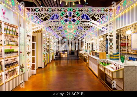 La via del Dolce est décorée de lumières colorées à Eataly, Londres, Royaume-Uni Banque D'Images