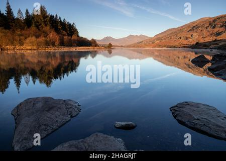 Réflexions à Llyn Mymbyr, Snowdonia, au nord du pays de Galles Banque D'Images