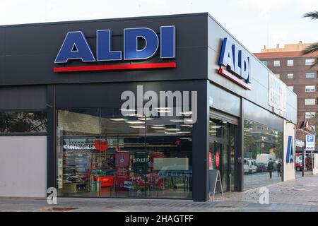 VALENCE, ESPAGNE - 09 DÉCEMBRE 2021: Aldi est une chaîne de supermarchés à prix réduit avec plus de 10 000 magasins Banque D'Images