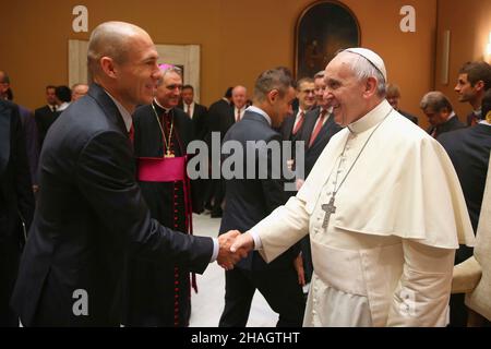 Le pape FRANZISKUS aura 85 ans le 17 décembre 2021, le pape François accueille Arjen ROBBEN (FC Bayern Munich).Le FC Bayern visite le Pape François, public privé au Vatican, le 22nd octobre 2014.Â Banque D'Images