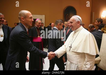 Le pape FRANZISKUS aura 85 ans le 17 décembre 2021, le pape François accueille Arjen ROBBEN (FC Bayern Munich).Le FC Bayern visite le Pape François, public privé au Vatican, le 22nd octobre 2014.Â Banque D'Images