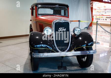 Moscou, Russie - septembre 08 2021 : Ford y à l'exposition de voitures rétro dans la zone de départ de l'aéroport Domodedovo Banque D'Images