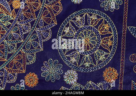 Dhaka, Bangladesh - 11 septembre 2014 : des vendeurs de Nakshi kantha sont en vente à Gulshan, à Dhaka.Nakshi kantha est un artisanat traditionnel en B Banque D'Images