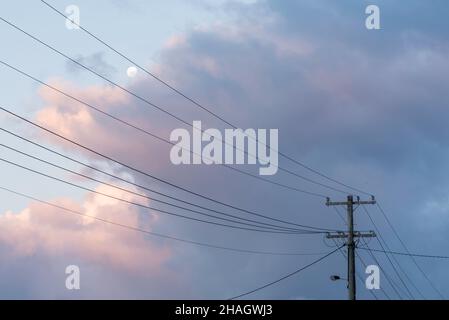 Un pôle australien d'électricité en bois en Nouvelle-Galles du Sud et avec 33kv (haut) et 11kV câbles ou fils contre les nuages gris de tempête Banque D'Images