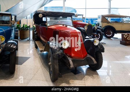 Moscou, Russie - septembre 08 2021 : la voiture Renault NN au salon des voitures rétro dans la zone de départ de l'aéroport Domodedovo Banque D'Images