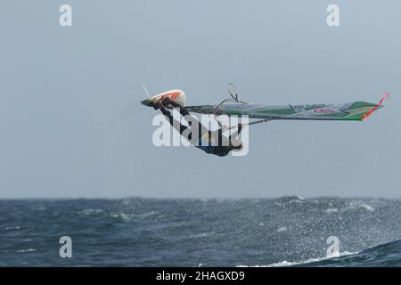 Les locaux connaissent les meilleurs vents et conditions météorologiques pour les conditions acrobatiques de planche à voile, ils étaient en vigueur en avril 2017. Banque D'Images