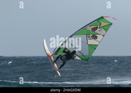 Les locaux connaissent les meilleurs vents et conditions météorologiques pour les conditions acrobatiques de planche à voile, ils étaient en vigueur en avril 2017. Banque D'Images