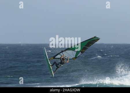 Les locaux connaissent les meilleurs vents et conditions météorologiques pour les conditions acrobatiques de planche à voile, ils étaient en vigueur en avril 2017. Banque D'Images