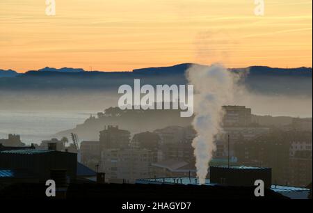 Vue sur le toit à l'aube avec vapeur provenant du chauffage par un jour brumeux calme et inversion de température haute pression Santander Cantabria Espagne Banque D'Images