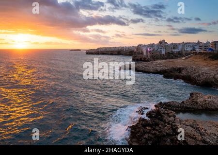 Vue aérienne des maisons suspendues de Polignano a Mare au lever du soleil.Quartier de Bari, Pouilles, Italie, Europe. Banque D'Images