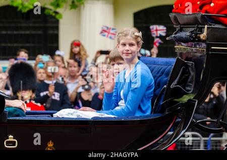 Lady Louise Windsor et James, le vicomte Severn, dans une voiture pendant le Trooping The Color 2016.Enfants de comte et comtesse de Wessex Banque D'Images