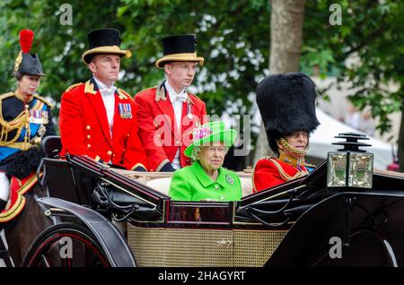 La reine Elizabeth II et le prince Philip dans le Mall London Trooping The Color 2016.Duc d'Édimbourg en uniforme, suivi d'Anne, princesse Royale Banque D'Images