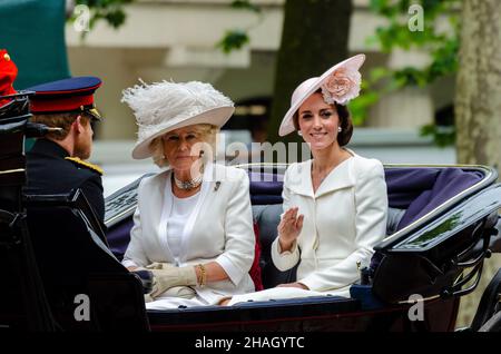 Kate Middleton, duchesse de Cambridge, Camilla, duchesse de Cornwall, en chariot face à Harry.Trooping la couleur 2016.Royal Family, The Mall London Banque D'Images