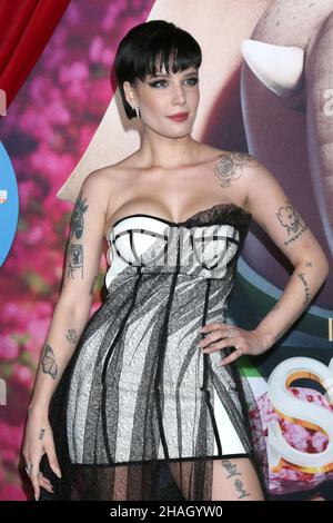 12 décembre 2021, Los Angeles, CA, USA: LOS ANGELES - DEC 12: Halsey à la Sing 2 première au Théâtre grec le 12 décembre 2021 à Los Angeles, CA (Credit image: © Kay Blake/ZUMA Press Wire) Banque D'Images