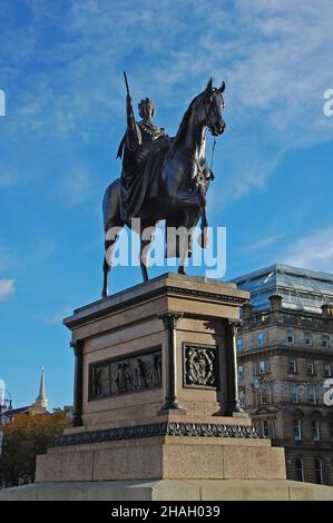 Monument équestre de la reine Victoria par le baron Carlo Marochetti.George Square, Glasgow, Écosse, Royaume-Uni, Europe. Banque D'Images