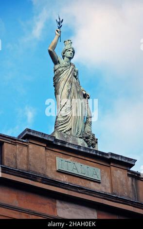 Statue de 'Italia' par Alexander Stoddart.Le centre italien, Ingram Street, Mechant City, Glasgow, Écosse,Royaume-Uni, Europe. Banque D'Images